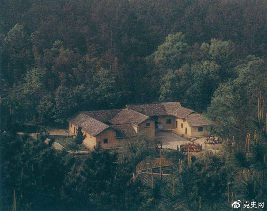 毛澤東故居——湖南省湘潭縣韶山?jīng)_上屋場。1893年12月26日，毛澤東在這里誕生。